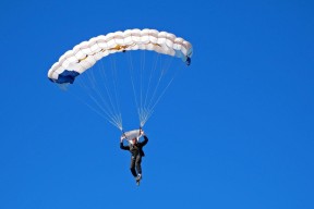 开云体育官方网站登陆-乡村滑翔伞飞行节，天空中的速度与自由，滑翔伞飞行视频(上)